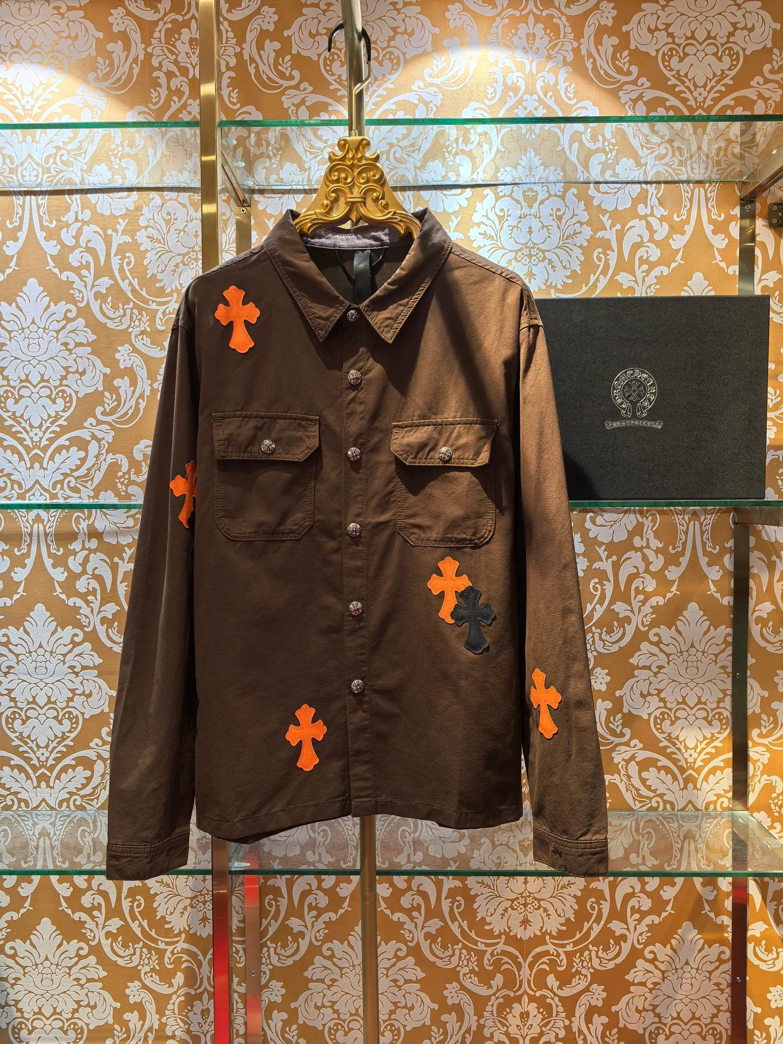 P480 Chrome Hearts advanced custom model, Chrome Hearts patchwork leather denim jacket, twill denim custom fabric, cross patchwork leather is all imitation lambskin, all dyed to completely restore no color difference, the inner leather label is first-layer calfskin, all hardware is 925 silver plated, it is the highest version, you get what you pay for, the same size for men and women, size S M L XL.